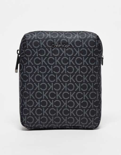 Calvin Klein - Sort reportertaske med monogram