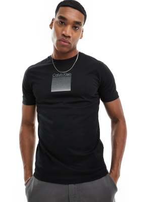 Calvin Klein - Sort T-shirt med firkantet logo med ombré-design