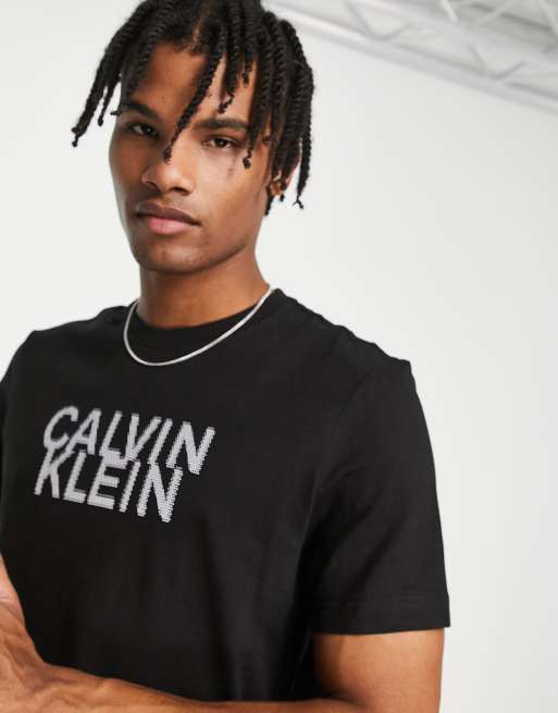 Calvin Klein - Sort T-shirt med forvrænget logoprint