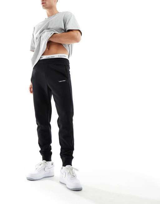 Calvin Klein - Sorte joggingbukser i Repreve med mikrologo