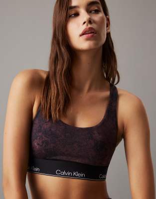 Calvin Klein - Sport-BH in gemustertem Rosinenlila mit mittelstarkem Halt