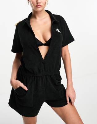 Calvin Klein - Strand-Playsuit in Schwarz mit Monogramm und Reißverschluss