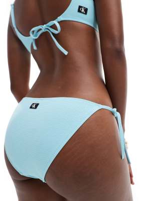 Calvin Klein - Strukturierte Bikinihose in der Farbe Sail Aqua und CK-Monogramm mit seitlicher Schnürung-Blau