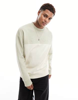 Calvin Klein – Strukturiertes Sweatshirt in Creme mit Logoprägung