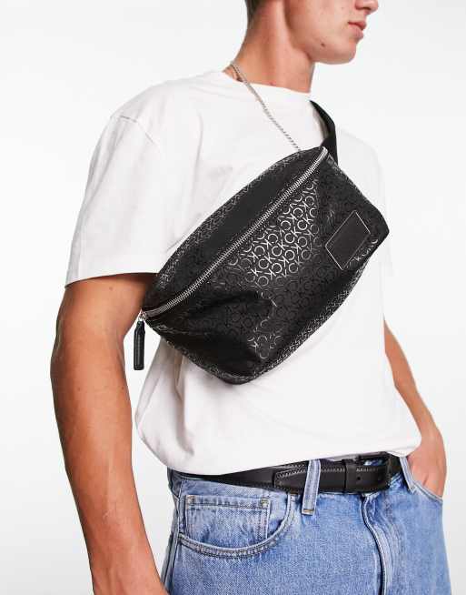 Calvin Klein – Svart crossbodyväska med upphöjd logomönster 