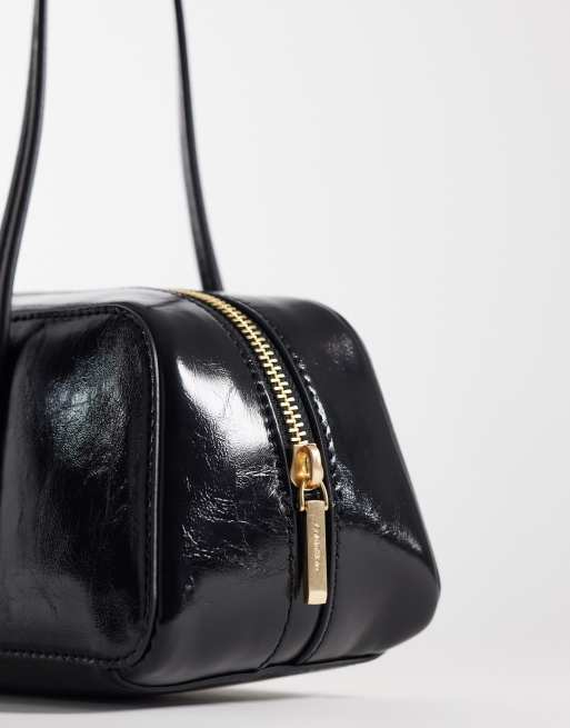 Calvin Klein – Svart, glansig väska med folierad logga, 3 av 4