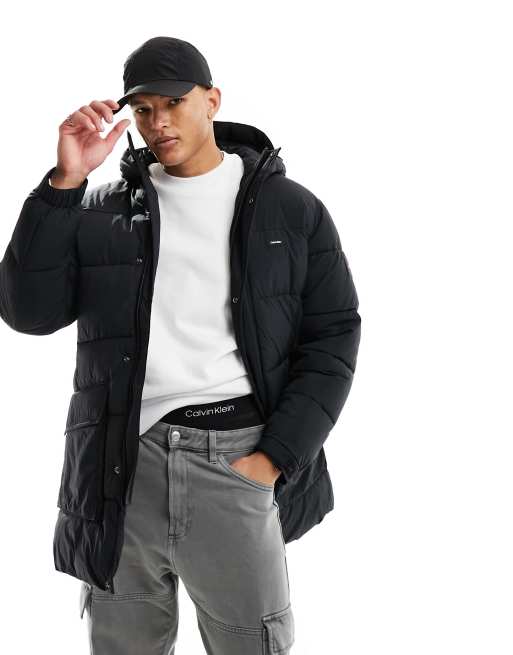 Calvin Klein – Svart krinklad pufferkappa i nylon och lång modell