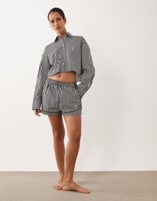 Calvin Klein – Svart, randigt set i poplin med långärmad, kort skjorta och shorts | ASOS