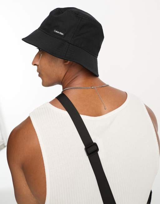 Calvin Klein – Svart solhatt med upphöjt påsytt märke , 2 av 4