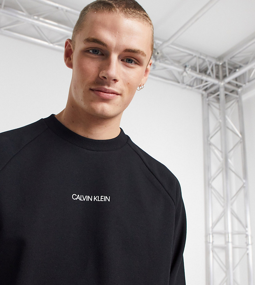 Calvin Klein – Svart sweatshirt med centrerad logga fram och vertikal logga bak, endast hos ASOS