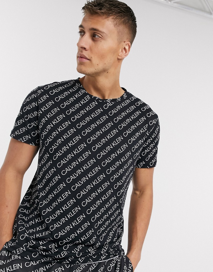 Calvin Klein – Svart t-shirt med rund halsringning i heltäckande logotypmönster