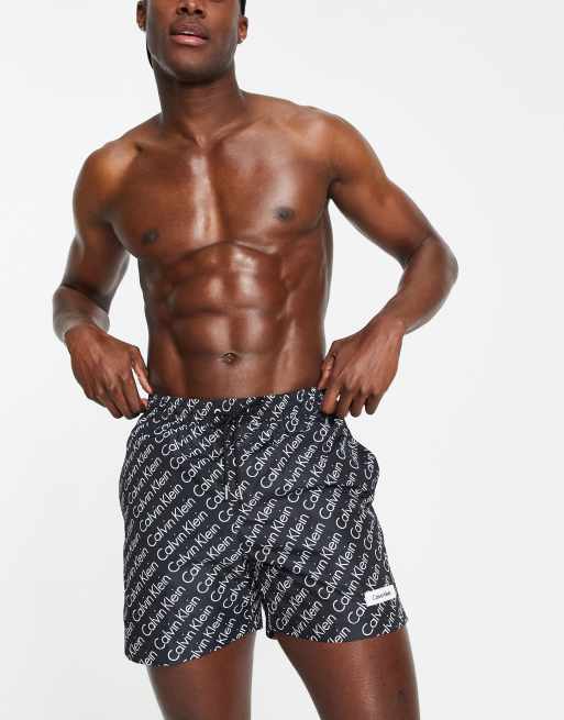 Calvin Klein – Svarta badshorts med heltäckande monogramlogga, 3 av 4