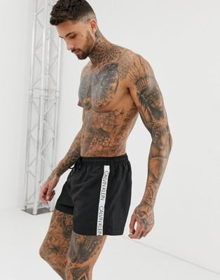 Calvin Klein – Svarta badshorts med logga och kantband