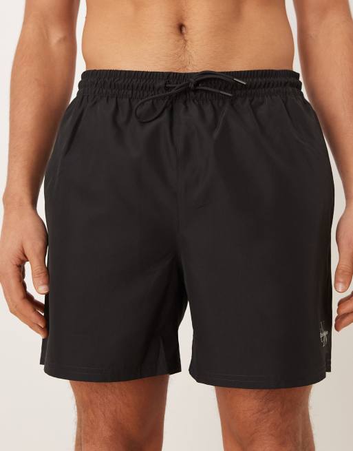 Calvin Klein – Svarta badshorts med text på sidan, 4 av 5
