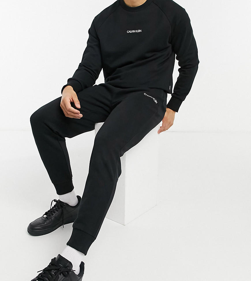 Calvin Klein – Svarta mjukisbyxor med bakåtvänd logga och muddar, endast hos ASOS