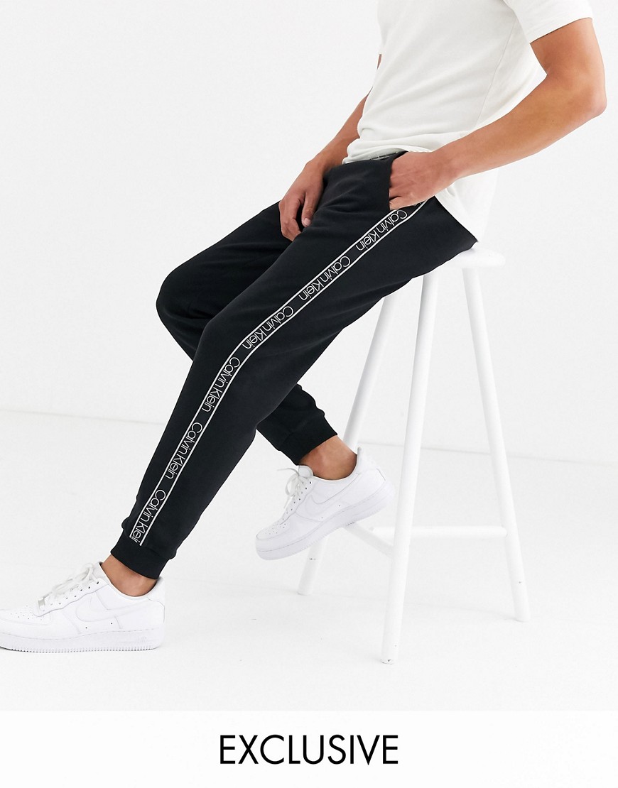 Calvin Klein – Svarta mjukisbyxor med tejpade detaljer med logga i sidan – Endast hos ASOS