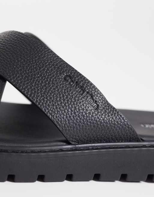 Calvin Klein – Svarta sandaler i äkta läder med korsade remmar, 2 av 4