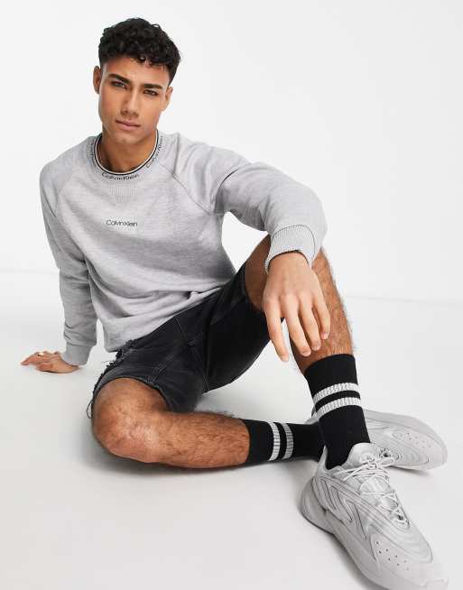 Calvin Klein - Sweatshirt met logo op het midden en langs de hals in grijs