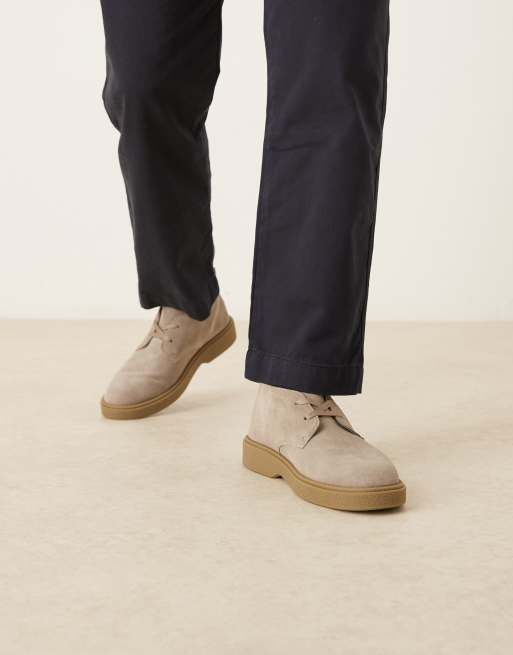 Calvin Klein – Szarobrązowe zamszowe buty chukka, 2 z 4