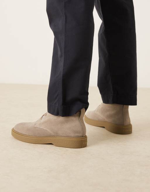 Calvin Klein – Szarobrązowe zamszowe buty chukka, 3 z 4