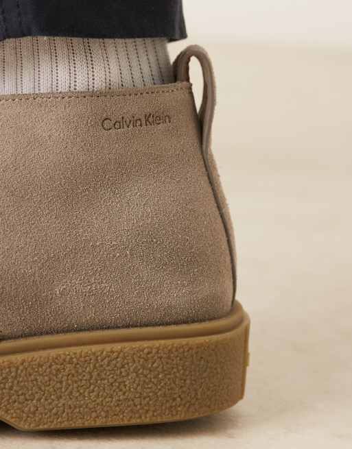 Calvin Klein – Szarobrązowe zamszowe buty chukka, 4 z 4