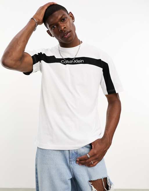 Calvin Klein - T-shirt à bande logo color block - Blanc