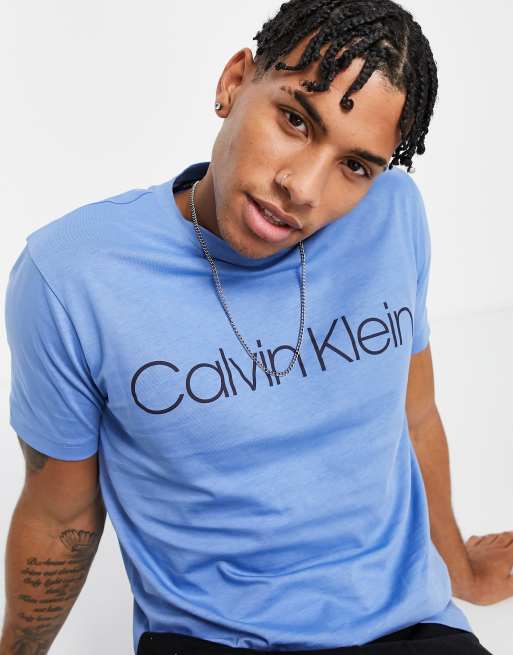 Calvin Klein - T-shirt à logo sur le devant - Bleu ciel nuageux