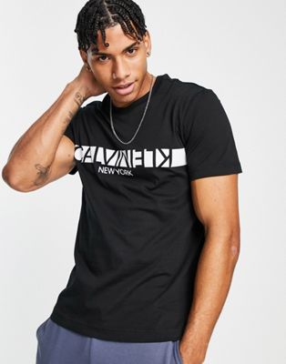 Marques de designers Calvin Klein - T-shirt à rayures avec logo à l'envers sur le devant - Noir
