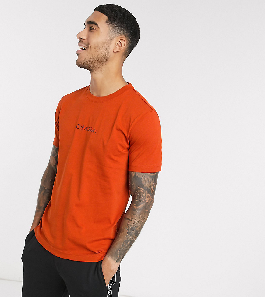 Calvin Klein - T-shirt arancione con logo centrale - In esclusiva per ASOS