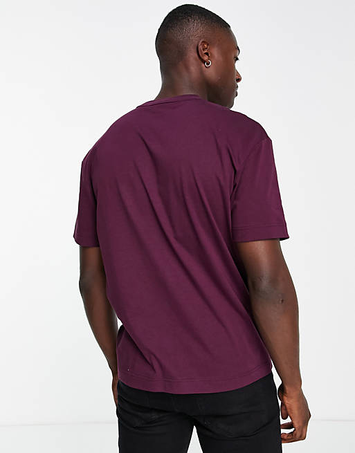 Calvin Klein – T-Shirt aus bequemer Baumwolle in Burgunder mit  strukturiertem Box-Logo | ASOS