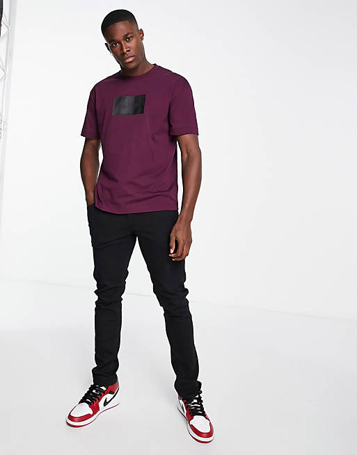 Calvin Klein – T-Shirt aus bequemer Baumwolle in Burgunder mit  strukturiertem Box-Logo | ASOS