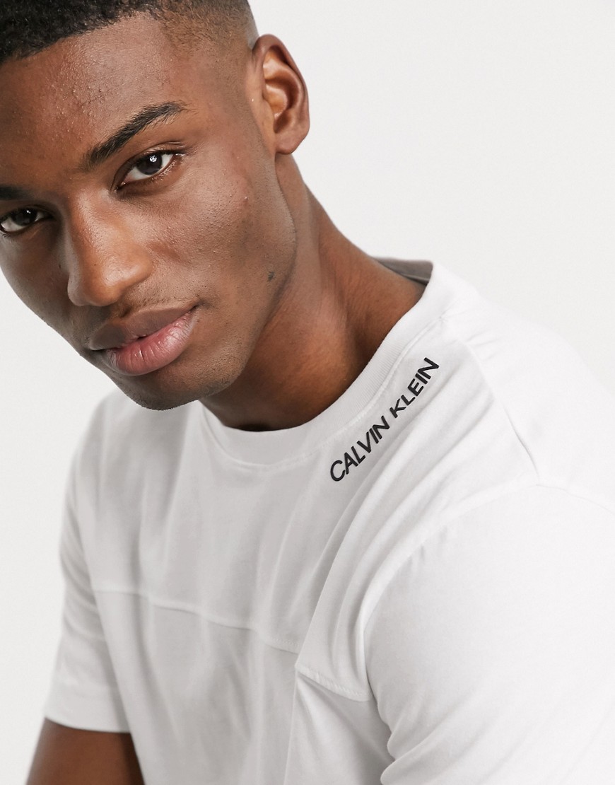 Calvin Klein - T-shirt bianca con logo sullo scollo-Bianco