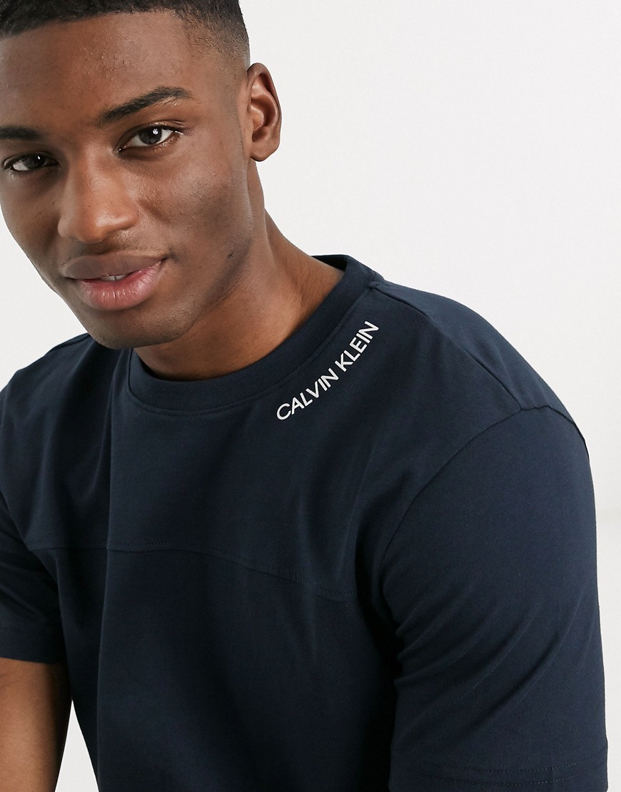 Calvin Klein - T-shirt blu navy con logo sullo scollo-Nero