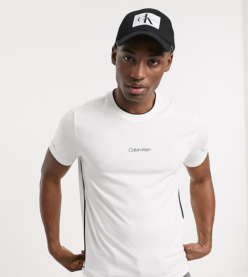 Calvin Klein - T-shirt con logo sul petto bianca - In esclusiva per ASOS-Bianco