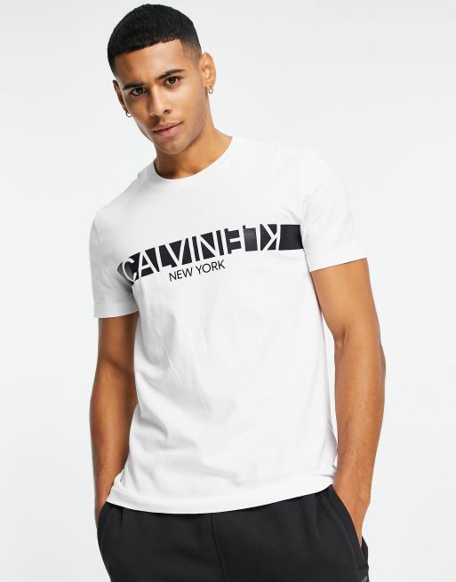 Calvin Klein - T-shirt con riga con logo rovesciato sul petto, colore bianco