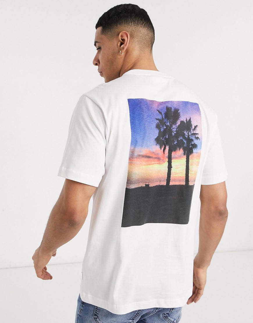 Calvin Klein - T-shirt con stampa di foto di vacanze sul retro bianca-Bianco