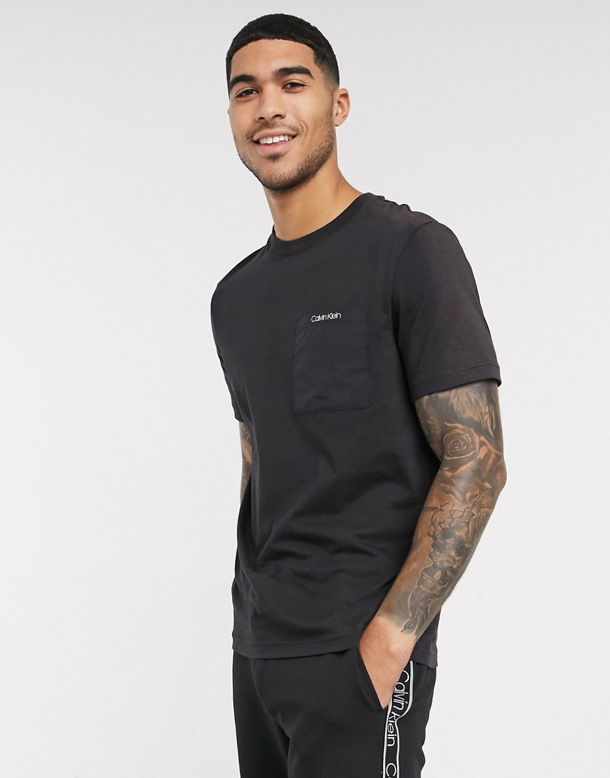 Calvin Klein - T-shirt con tasca in nylon nera-Nero