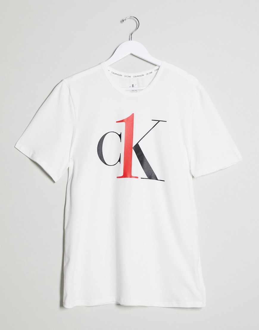 Calvin Klein - T-shirt da casa girocollo bianca con logo CK One grande-Bianco