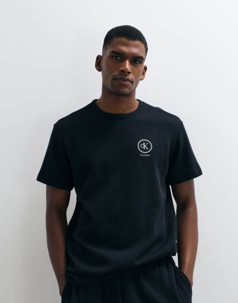 Calvin Klein - T-shirt girocollo nera a nido d'ape con grafica sul petto in coordinato - view 1