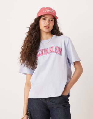 Calvin Klein - T-Shirt in Babyblau mit College-Print