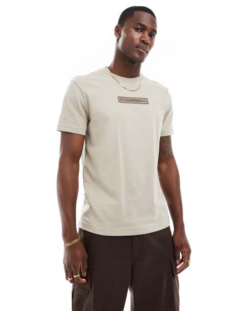 Calvin Klein – T-Shirt in Beige mit aufgesticktem Logo - view 1