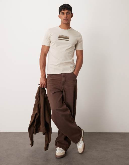 Calvin Klein – T-Shirt in Beige mit Brust-Logo mit Farbverlauf