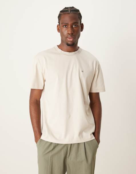 Calvin Klein – T-Shirt in Beige mit Logo am Kragen - view 1