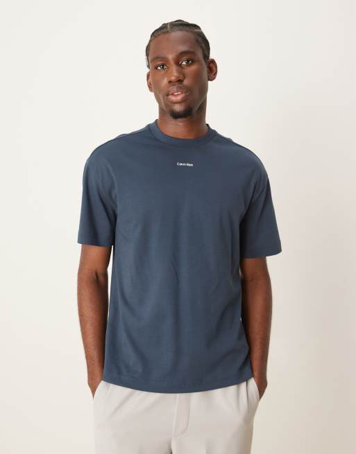Calvin Klein – T-Shirt in Blau mit winzigem Logo