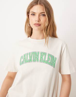 Calvin Klein - T-Shirt in Ecru und Minzgrün mit College-Logo-Weiß