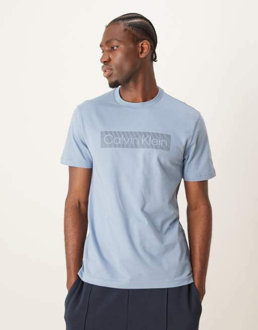 Calvin Klein – T-Shirt in Hellblau mit gestreiftem Kasten-Logo, 3 von 4