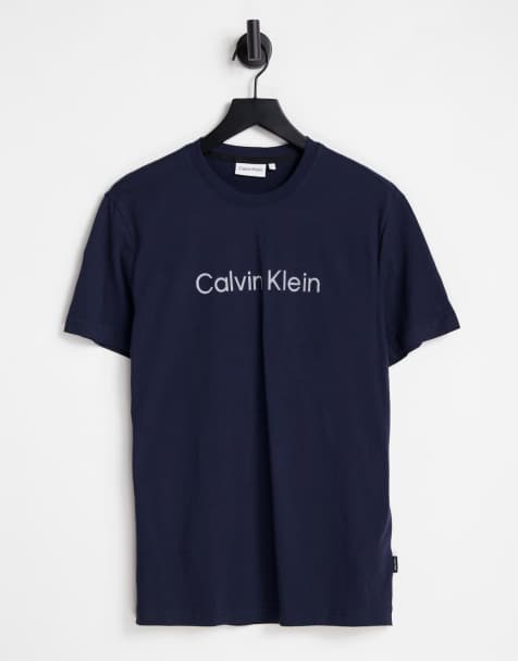 Calvin Klein – T-Shirt in Marineblau mit aufgesetztem, gestreiftem Logo - view 1