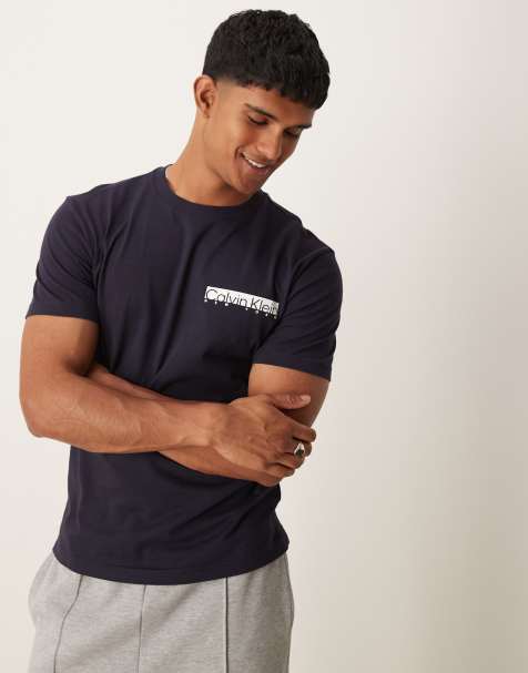 Calvin Klein – T-Shirt in Marineblau mit kastigem Brust-Logo - view 1