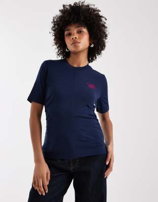 Calvin Klein - T-Shirt in Marineblau mit rotem Gel-Logoprint