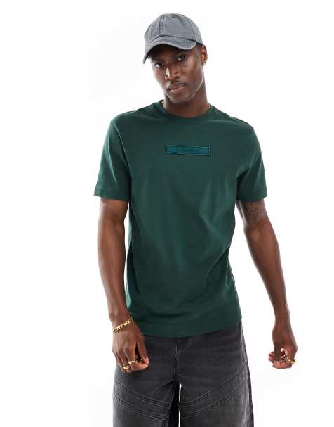 Calvin Klein – T-Shirt in Mittelgrün mit aufgesticktem Logo - view 1